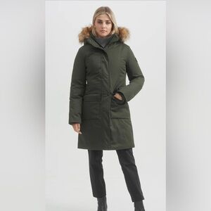 NWOT: toboggan Parka with Faux Fur Hood